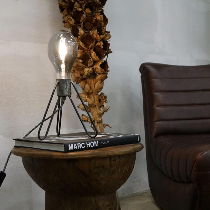 Bordlampe på sofabord af træ